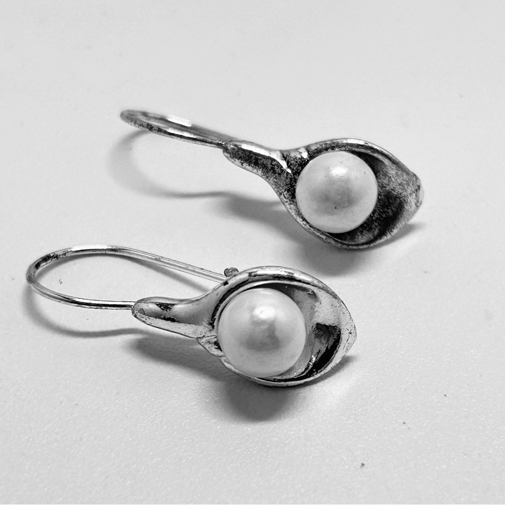 Avon Vintage 80’s Silver Plate Pearl Dangly Lily Earrings, Wires - Picture 4 of 5
